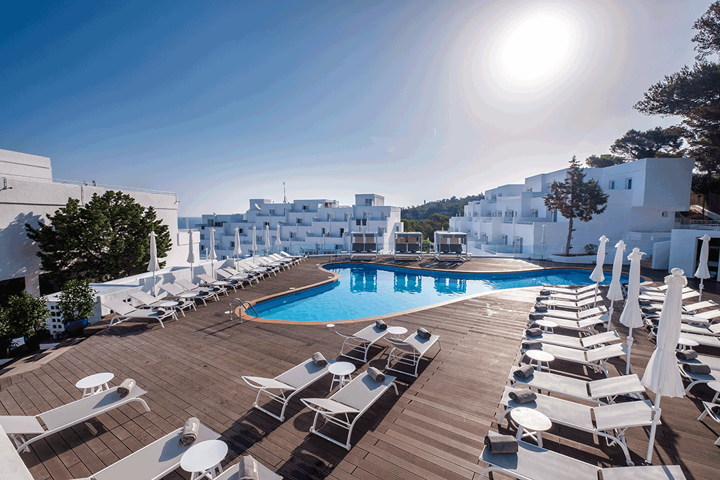 VONsociety: Barceló Portinatx Ansicht Pool und Terrasse